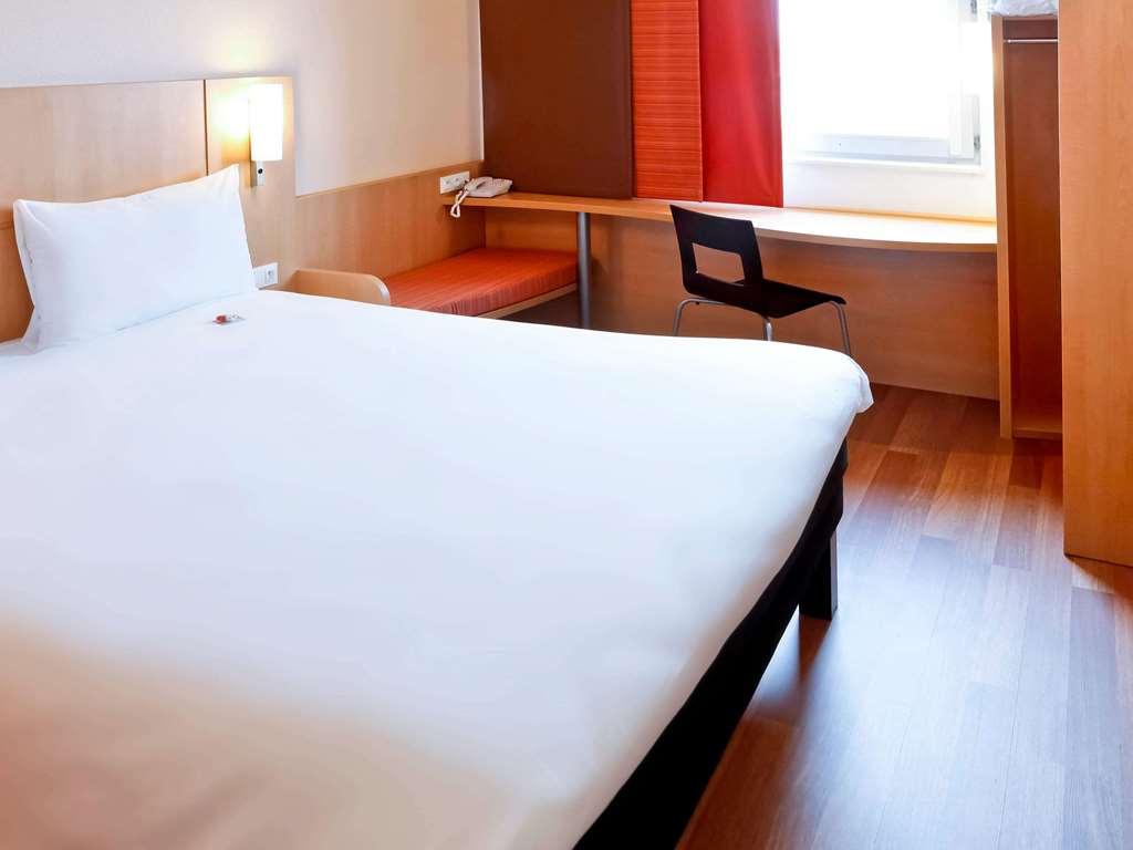 Отель Ibis Lyon Est Шапоне Номер фото